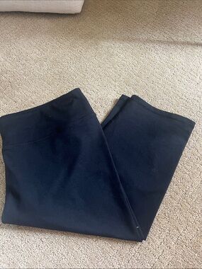 Fabletics Black Yoga capri leggings